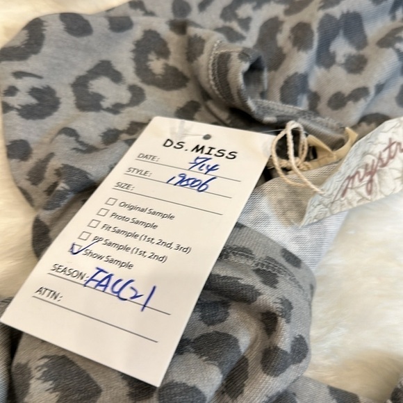 Mystree grey leopard print cropped long sleeve super soft shirt oversized small - Picture 9 of 9